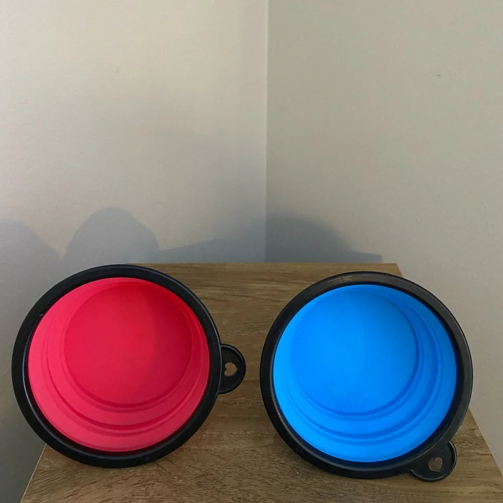 Set of two collapsible dog bowls